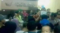 Orangtua korban vaksin palsu mengamuk di RS Harapan Bunda, Jakarta.
