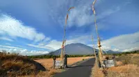 Suasana pemandangan Gunung Agung dari Karangasem di pulau resor Bali, Indonesia (24/9).  Gunung Agung kemungkinan akan meletus untuk pertama kalinya sejak lebih 50 tahun lalu. (AFP Photo/Sonny Tumbelaka)