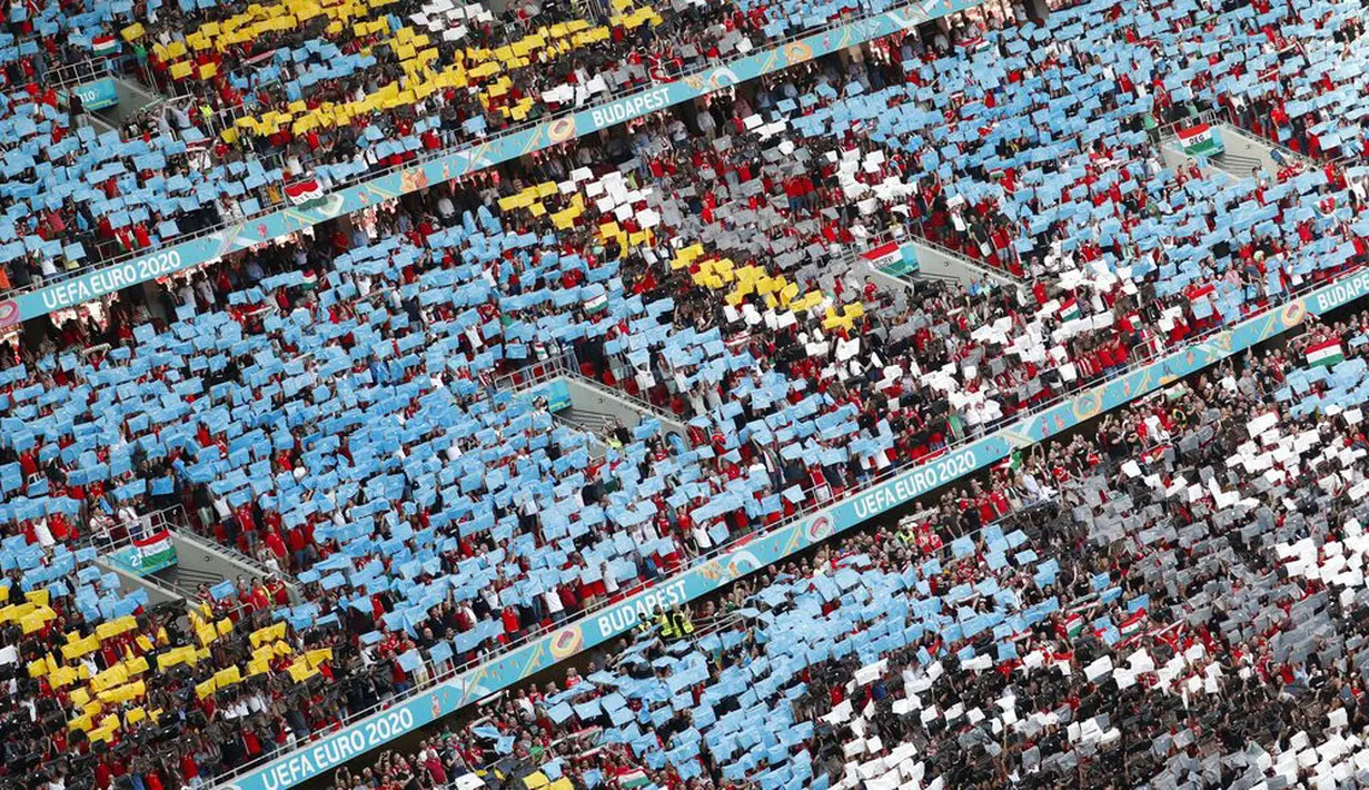 Ini merupakan kali pertama stadion sepak bola bisa terisi penuh penonton sejak pandemi Corona melanda. Laga-laga Euro 2020 sebelumnya juga tak pernah menyuguhkan suasana semacam ini. (AP Photo/Laszlo Balogh, Pool)