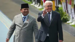 Presiden Republik Federal Jerman, Frank-Walter Steinmeier (kanan) melambaikan tangan saat memeriksa pengawal kehormatan bersama Presiden Republik Indonesia, Prabowo Subianto saat upacara penyambutan menjelang pertemuan mereka di Istana Merdeka, Jakarta, Senin 15 Juni 2026. (AP Photo/Achmad Ibrahim)