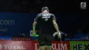 Tunggal putra Indonesia Jonatan Christie tertunduk saat melawan pebulutangkis Denmark, Viktor Axelsen pada babak pertama Indonesia Open 2018 di Istora GBK, Jakarta, Selasa (3/7). Jonatan kalah10-21, 19-21. (Liputan6.com/Helmi Fithriansyah)