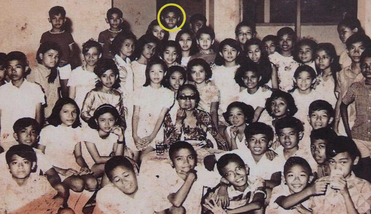 Foto yang tidak bertanggal yang diperoleh dari Bandung ini menunjukkan Barack Obama (Lingkaran Kuning) pada tahun 1970-an, berfoto dengan teman-teman sekolah dasarnya di SDN 1 Menteng Jakarta. (Restricted To Editorial Use AFP Photo/Ho)