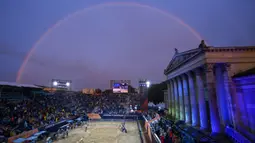 Pelangi terlihat di langit menjelang pertandingan perebutan medali emas Putri antara tim Latvia melawan tim Swiss pada ajang European Championships 2022 di Munich, Jerman, pada 20 Agustus 2022. (AFP/Tobias Schwarz)