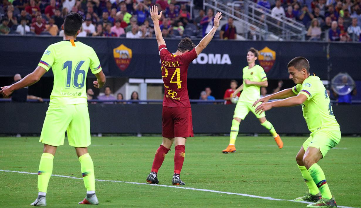 Gelandang AS Roma, Alessandro Florenzi, merayakan gol yang dicetaknya ke gawang Barcelona pada laga International Championship Cup di Stadion AT&T, Texas, Selasa (31/7/2018). AS Roma menang 4-2 atas Barcelona. (AFP/Richard Rodriguez)