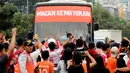 Suporter menahan laju bus tim macan kemayorang jelang menyaksikan laga Persija melawan Bali United di Stadion Patriot Candrabhaga, Bekasi, Minggu (21/5). Laga kedua tim berakhir imbang 0-0. (Liputan6.com/Helmi Fithriansyah)