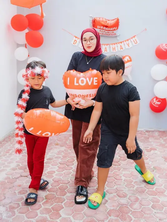 Ayus Sabyan dan Ririe Fairus sedang mengantar sambil menonton dan mendukung anak-anak mereka saat lomba 17 Agustus 2022 di HUT RI ke-77. (Instagram @ririe_fairus)