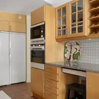 Ilustrasi Dapur dengan Kabinet Gantung (Photo by Lisa Anna on Unsplash)