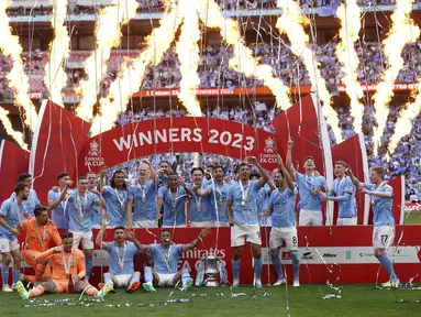 Para pemain Manchester City merayakan kemenangan Piala FA usai final di Stadion Wembley, London, Sabtu 3 Juni 2023. (Adam Davy/PA via AP)