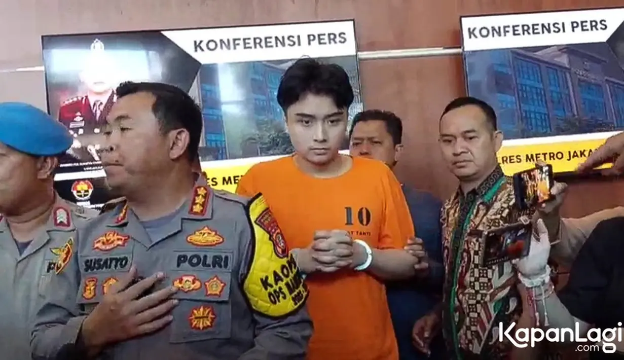 "Terhitung dari hari ini, kami telah menetapkan tersangka dan melakukan penahanan terhadap tersangka," kata Kombes Pol Susatyo Purnomo Condro saat konferensi pers di Polres Jakarta Pusat, Jumat (17/11/2023). [Foto: KapanLagi.com/Muhammad Akrom Sukarya]