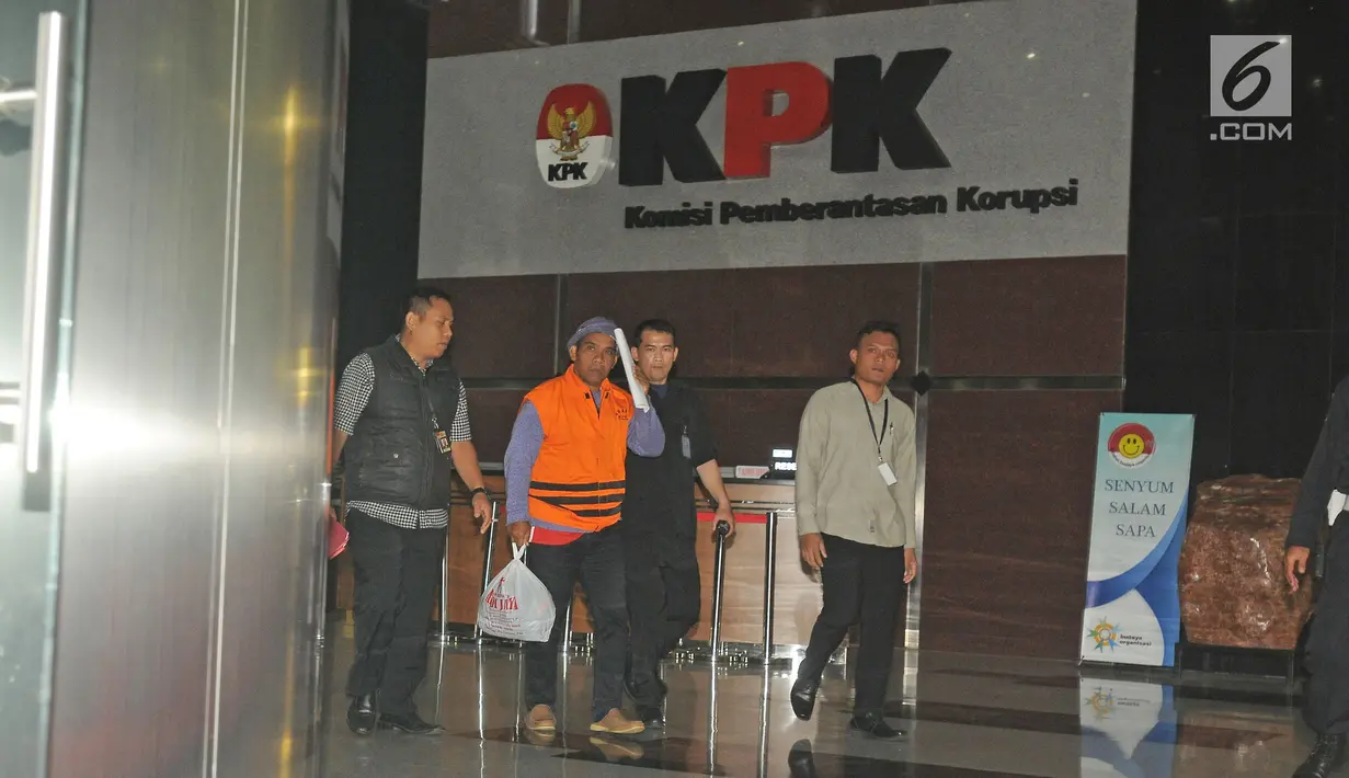 Pihak swasta, Data meninggalkan Gedung KPK seusai menjalani pemeriksaan, Jakarta, Kamis (15/2). Data ditetapkan sebagai tersangka kasus suap terkait pengurusan perizinan di lingkungan Pemkab Subang. (Liputan6.com/Herman Zakharia)