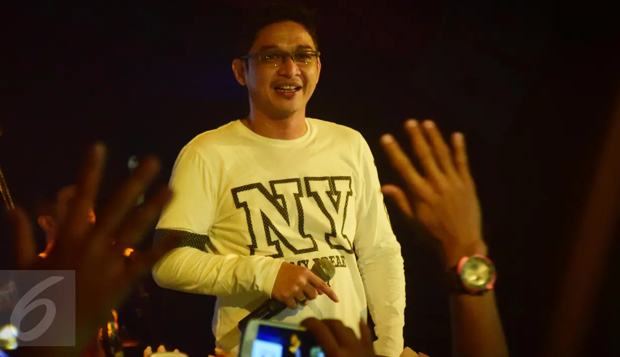 Aksi Sigit Purnomo atau yang akrab disapa Pasha bersama grup band Ungu di e-Plasa, Kota Semarang, Jumat (26/2). Pasha akhirnya resmi menyatakan diri mundur dari grup band Ungu menyusul terpilihnya dirinya menjadi Wakil Wali Kota Palu. (Foto : Gholib)