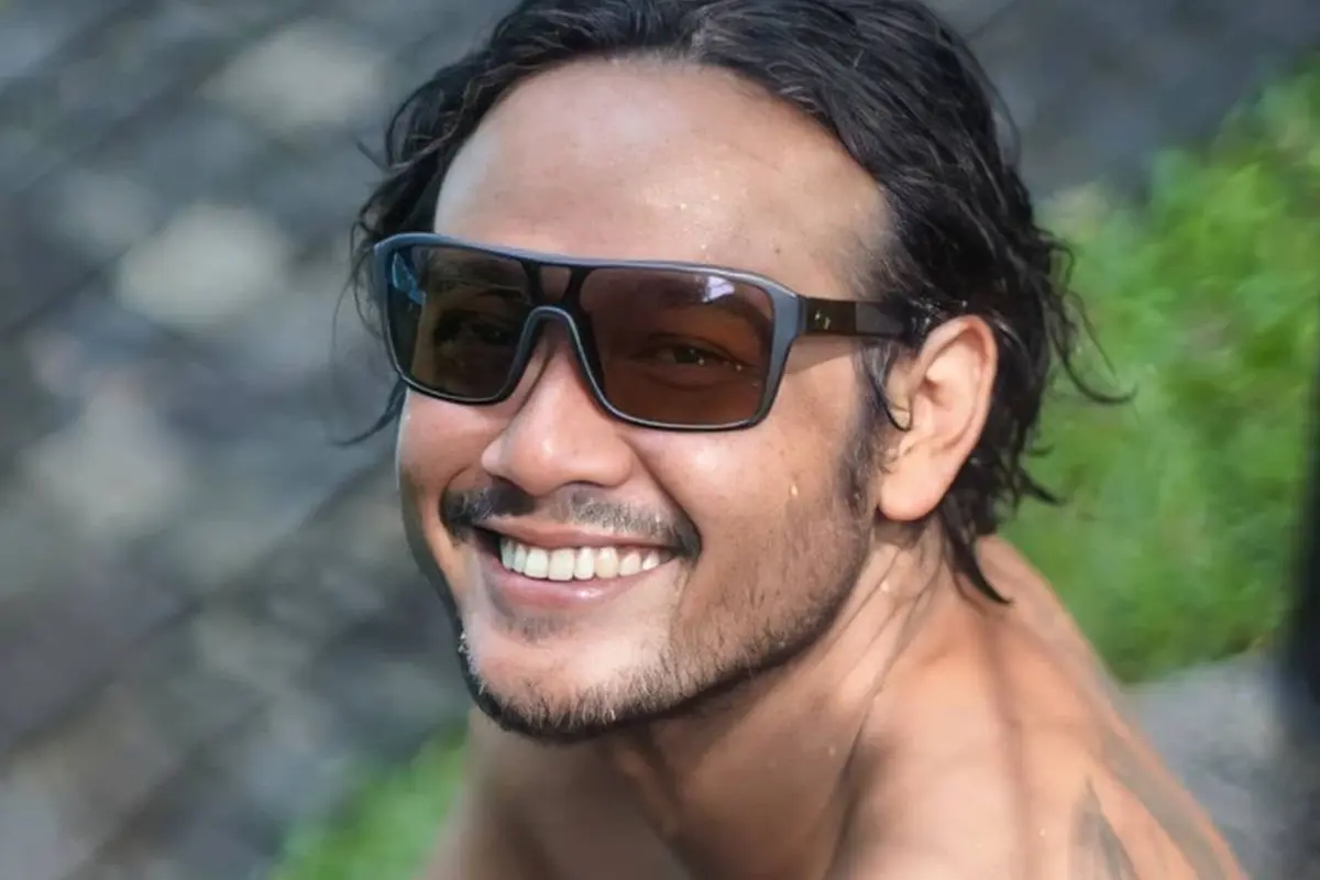 FOTO: Gaya Dwi Sasono Pakai Kacamata Hitam, Terlihat Makin Macho