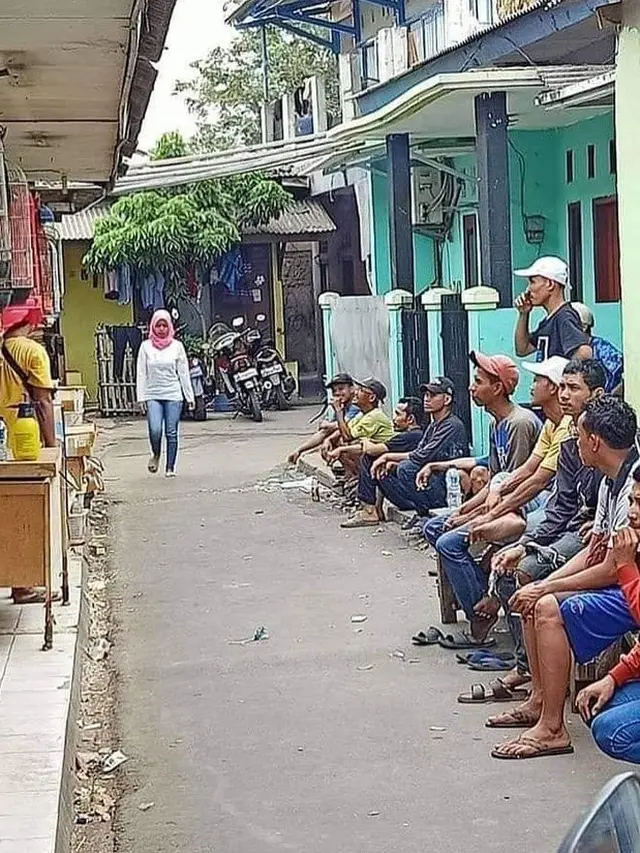 6 Momen Segan Lewat di Depan Tongkrongan, Netizen: Berasa Catwalk