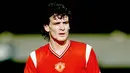 2. Mark Hughes - Pemain asli binaan Manchester United ini dua periode membela Setan Merah. Pertama periode 1983 hingga 1986 kemudian pindah ke Barcelona dan akhirnya kembali membela MU pada tahun 1989 hingga 1995. (Pinterest)