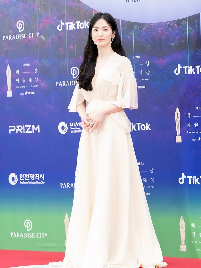 7 Gaya Bintang The Glory di Baeksang Arts Awards 2023, Song Hye Kyo Bagai Dewi- Kim Hieora Bergaya Pixie Cu