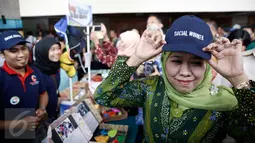 Mensos Khofifah mencoba topi karya pekerja sosial usai Seminar Internasional memperingati Hari Pekerja Sosial di Jakarta, Selasa (16/3/2016). (Liputan6.com/Faizal Fanani)
