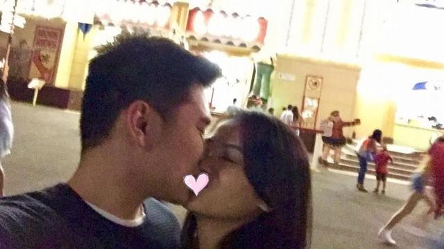 Bikin Baper, Berikut Ini Merupakan 10 Foto Seleb yang Ciuman Dengan Pasangan Mereka
