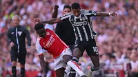 Duel antara pemain Arsenal dan MU. Kedua tim bertemu pada pekan ke-4 Liga Inggris 2023/2024 hari Minggu (03/09/2023) malam WIB di Emirates Stadium. (GLYN KIRK / AFP)