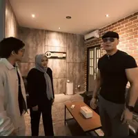 Deddy Corbuzier dan studio mewahnya (YouTube/AH)