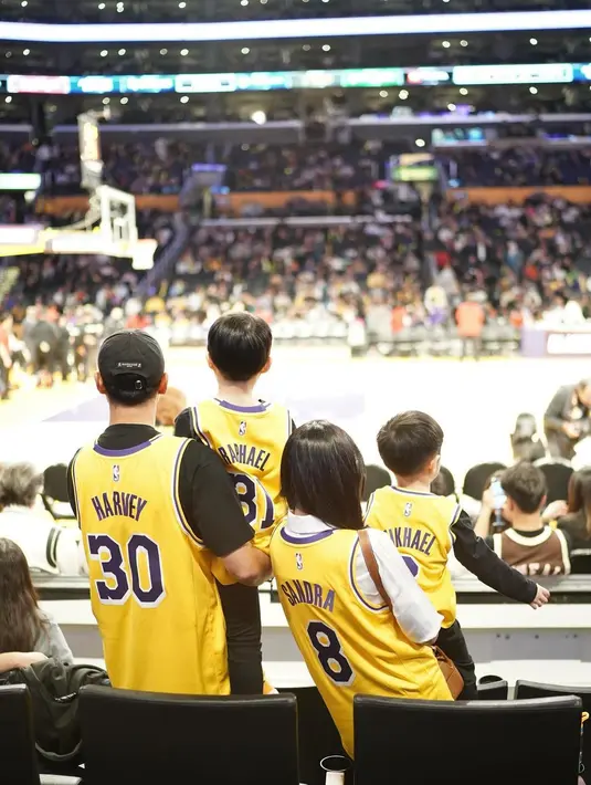 <p>Sandra Dewi dan keluarganya sedang berada di Los Angeles. Ia membagikan beberapa potret ia dan suami, serta anak-anaknya menyaksikan langsung pertandingan basket NBA. [Foto: Instagram/sandradewi88]</p>