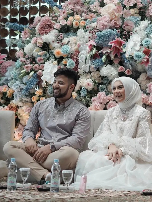 10 Potret Irish Bella Pamer Baby Bump di Pengajian Empat Bulanan, Tampil Menawan Bergaun Putih