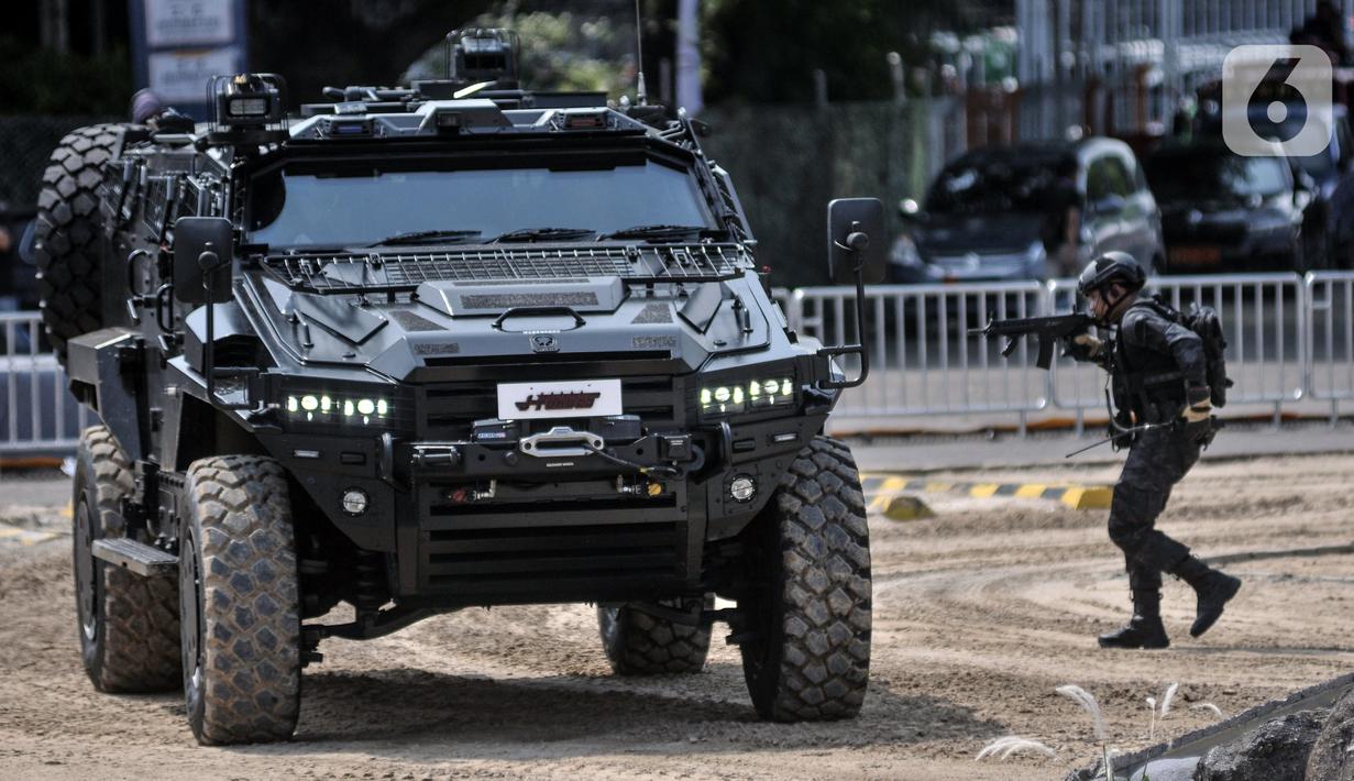 Salah satu produk alutsista yang dipamerkan melalui demonstrasi di halaman Indo Defence 2022 Expo & Forum di JIExpo, Kemayoran, Jakarta, Rabu (2/11/2022). Kementerian Pertahanan bersama PT Napindo Media Ashatama menggelar pameran industri pertahanan terbesar se-Asia Tenggara bertemakan “Peace, Prosperity, Strong Defence” yang diikuti 905 perusahaan dari 59 negara dan berlangsung hingga 5 November mendatang. (merdeka.com/Iqbal S. Nugroho)