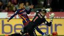 Pemain Barcelona, Neymar, berusaha mengelabuhi kiper Sporting Gijon, Ivan Cuellar, dalam lanjutan La Liga di Stadion El Municipal Molinon, Gijon, Kamis (18/2/2/2016) dini hari WIB. (AFP/Miguel Riopa)