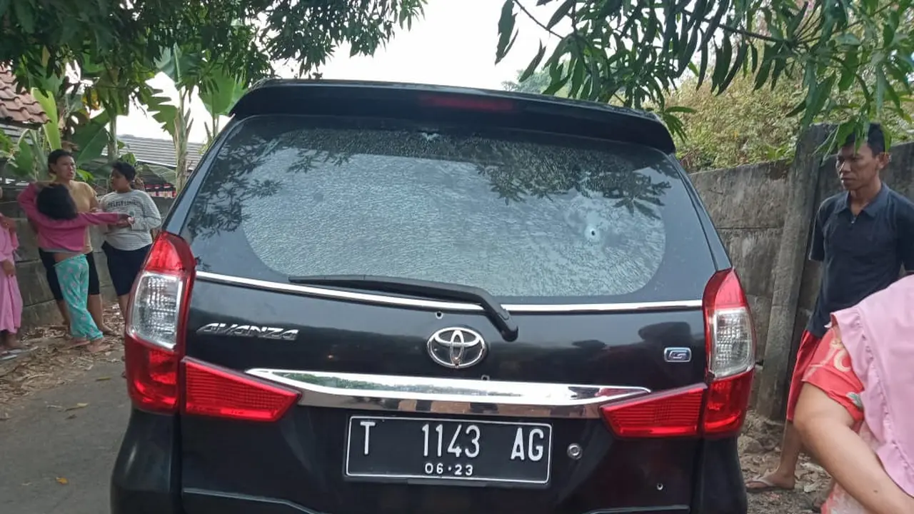 Baku tembak dengan polisi, satu terduga perampok tewas di dalam mobil di Purwakarta. (Foto: Liputan6.com/Abramena)