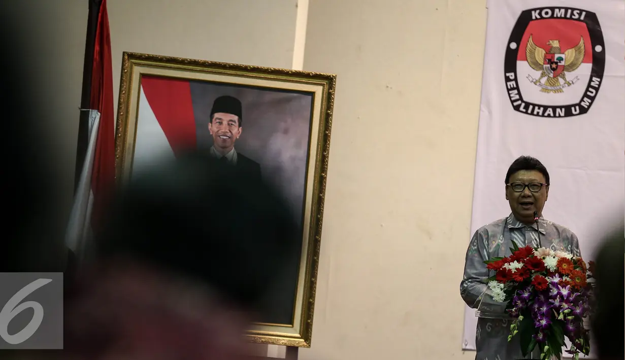 Mendagri, Tjahjo Kumolo memberikan paparan usai penyerahan DP4 & DAK2 Pilkada Serentak 2017, Jakarta, Kamis (14/7). Penyerahan tersebut diharapkan DP4 yang diserahkan merupakan data penduduk yang paling lengkap dan mutakhir. (Liputan6.com/Faizal Fanani)