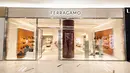 Ferragamo dengan bangga mengumumkan Grand Opening butik keduanya di Indonesia, yang berlokasi di Lantai Dasar Senayan City, Jakarta. Dirancang dengan apik, butik baru ini mencerminkan khas gaya Italia yang berakar pada keahlian luar biasa dan keanggunan dengan pendekatan arsitektur modern. / Foto dok: Ferragamo.
