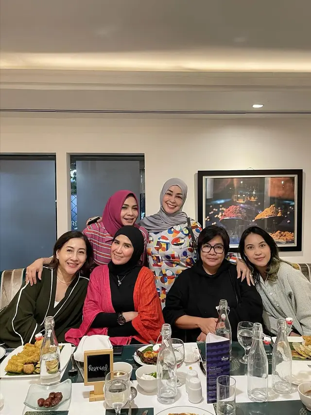 Rieta Amilia bukber dengan bestie (Instagram/rieta_amilia)