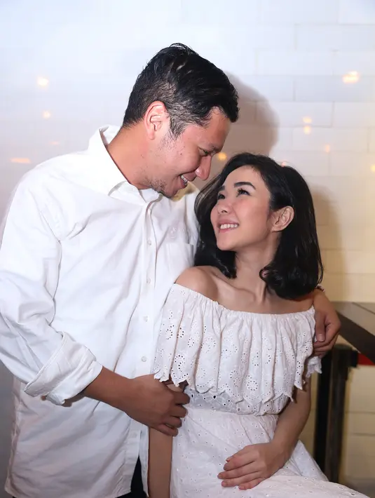 Keharuan terlihat Gading Marten melihat ayahnya, Roy Marten merayakan ulang tahun ke-64 pada 1 Maret 2016 lalu. (Andy Masela/Bintang.com)