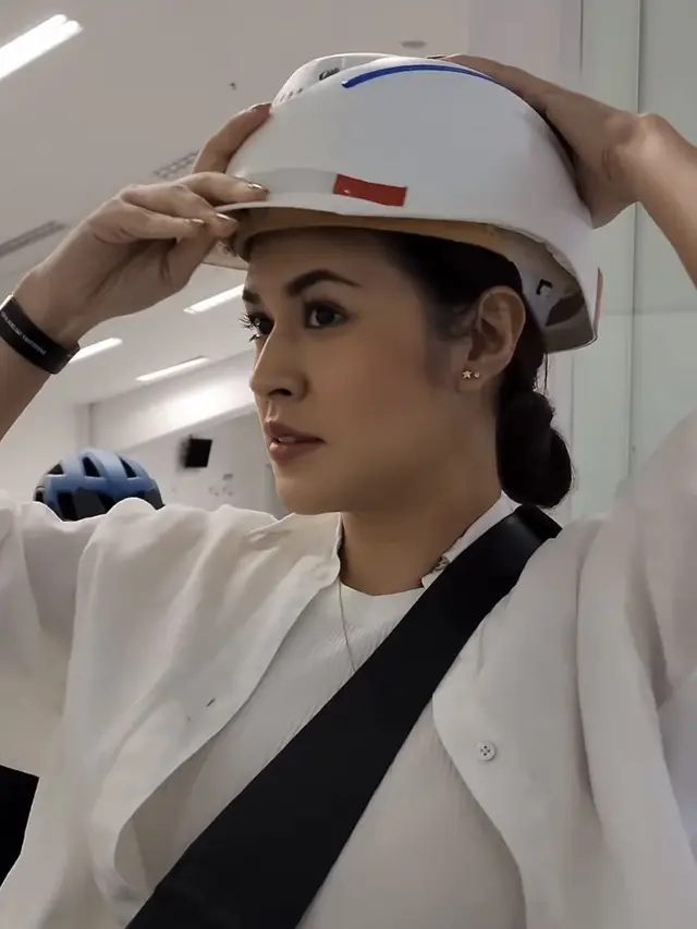 Gaya Raisa Kenakan Helm Proyek, credit: @raisa6690.