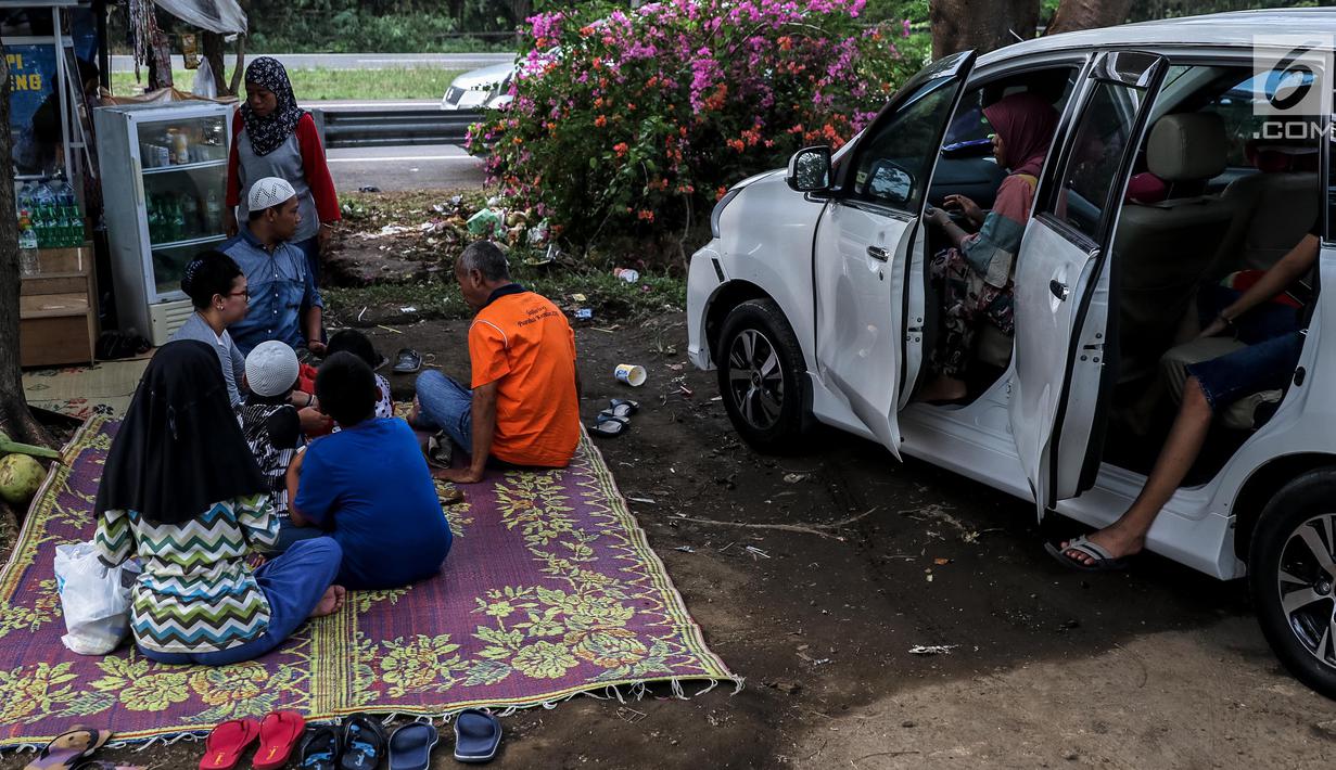 Sejumlah pemudik menggelar tikar beristirahat di rest area Tol Timur - Palimanan - Kanci,  Cirebon, Jawa Barat, Sabtu (1/7). Mereka memanfaatkan rest area untuk beristirahat sebelum meneneruskan perjalanan kembali ke Jakarta. (Liputan6.com/Faizal Fanani)