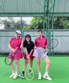 Nagita Slavina juga tak jarang terlihat berolahraga. Dalam foto yang diunggah Ayu Dewi terlihat Nagita Slavina dan sang adik Caca Tengker berpose mengenakan outfit tenis bernuansa keunguan. Nagita tampak memadukan tampilannya dengan topi dan sepatu putih. Foto: Instagram.