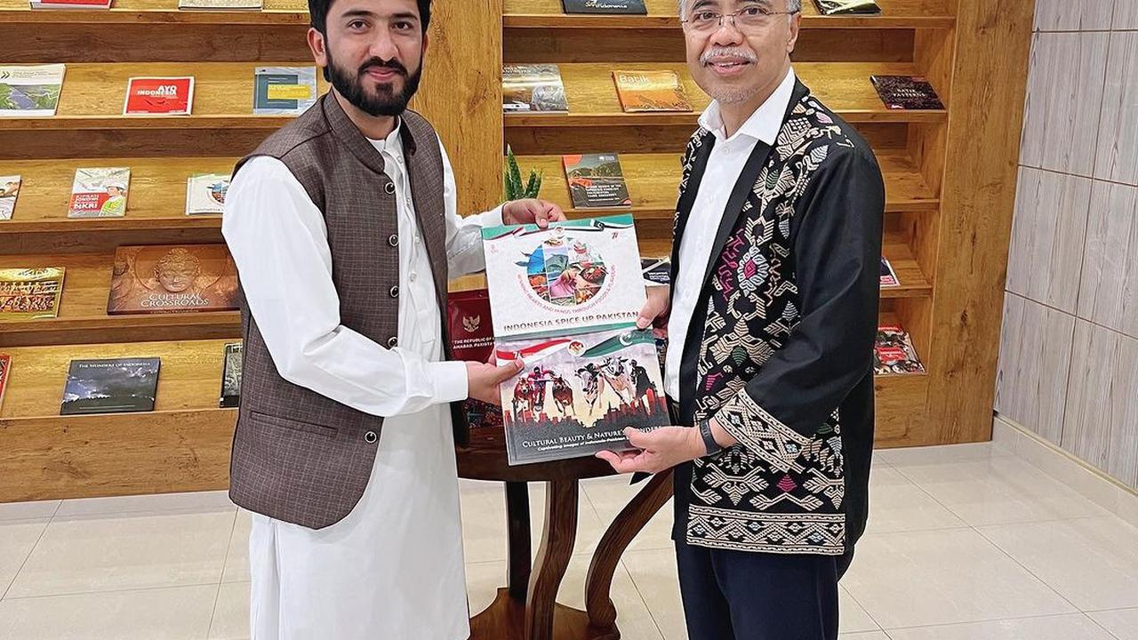 Selebgram Atta Ul Karim Temui Duta Besar Indonesia untuk Pakistan Adam ...