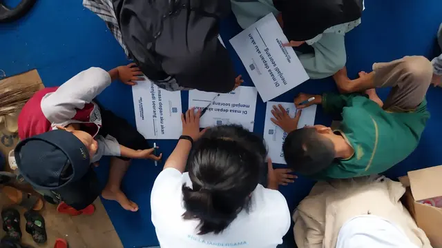 Mahasiswa Magister Coorporate Communication Paramadina University menggelar proyek sosial memperkenalkan dunia kerja di sektor komunikasi pada masyarakat di Lebak Bulus, Jakarta Selatan. (Istimewa)