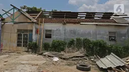 Kondisi atap dan bangunan rumah yang rusak diterjang angin puting beliung di Kaliabang Tengah, Kota Bekasi, Sabtu (24/10/2020). Menurut Badan Penanggulangan Bencana Daerah (BPBD) sebanyak 159 rumah terdampak puting beliung yang terjadi Jumat siang. (Liputan6.com/Herman Zakharia)
