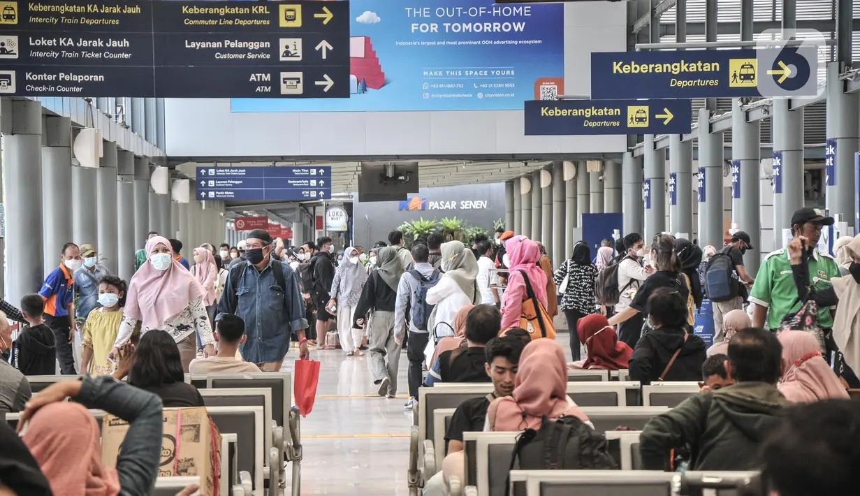 <p>Suasana calon penumpang kereta api jarak jauh di Stasiun Pasar Senen, Jakarta Pusat, Minggu (17/7/2022). PT KAI mulai hari ini kembali memberlakukan syarat wajib bagi penumpang kereta jarak jauh, antara lain tes PCR bagi yang baru vaksin pertama dan tes antigen untuk vaksin kedua sebagai langkah mencegah penyebaran Covid-19. (merdeka.com/Iqbal S Nugroho)</p>