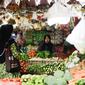 Pedagang melayani pembeli kebutuhan pokok di Pasar Lembang, Tangerang, Selasa (24/8/2021). Berdasarkan survei pemantauan harga yang dilakukan bank sentral pada minggu ketiga Agustus 2021, inflasi diperkirakan sebesar 0,04% secara bulanan atau month on month (mom). (Liputan6.com/Angga Yuniar)