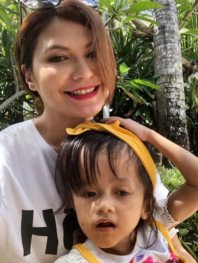 6 Potret Kesederhanaan Tamara Bleszynski, Hobi Makan di Warung