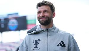 Thomas Muller #13 dari Vancouver Whitecaps FC tiba di stadion sebelum pertandingan Final Piala MLS Audi 2025 antara Inter Miami CF dan Vancouver Whitecaps FC di Chase Stadium pada 6 Desember 2025 di Fort Lauderdale, Florida. (Rich Storry/Getty Images via AFP)