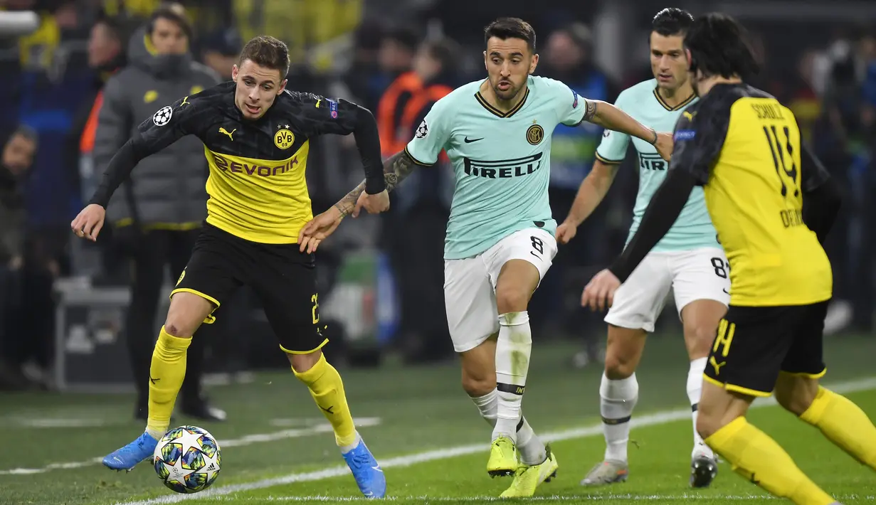 Penyerang Dortmund, Thorgan Hazard menggiring bola dari kejaran gelandang Inter Milan, Matias Vecino pada pertandingan lanjutan Grup F Liga Champions di Signal Iduna Park, Jerman (5/11/2019). Dortmund menang tipis 3-2 atas Inter Milan. (AP Photo/Martin Meissner)