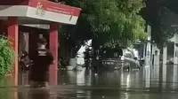 Banjir setinggi 1,5 meter di Jalan Baru Underpass, Bekasi Timur, Kota Bekasi, membuat akses jalan terputus. (Istimewa)
