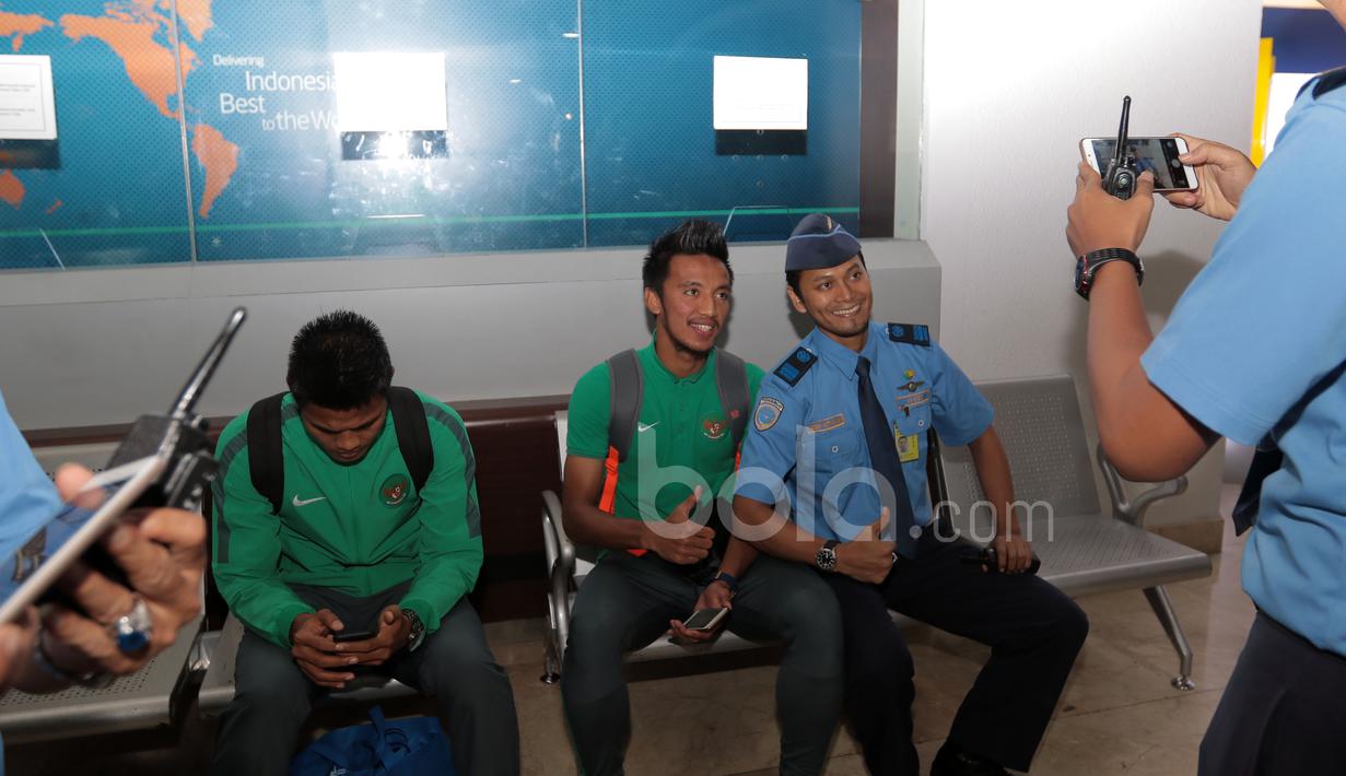 Petugas bandara berfoto bersama Bayu Pradana saat Timnas Indonesia tiba dari Thailand di Bandara Soekarno-Hatta, Cengkareng, (18/12/2016). (Bola.com/Nicklas Hanoatubun)