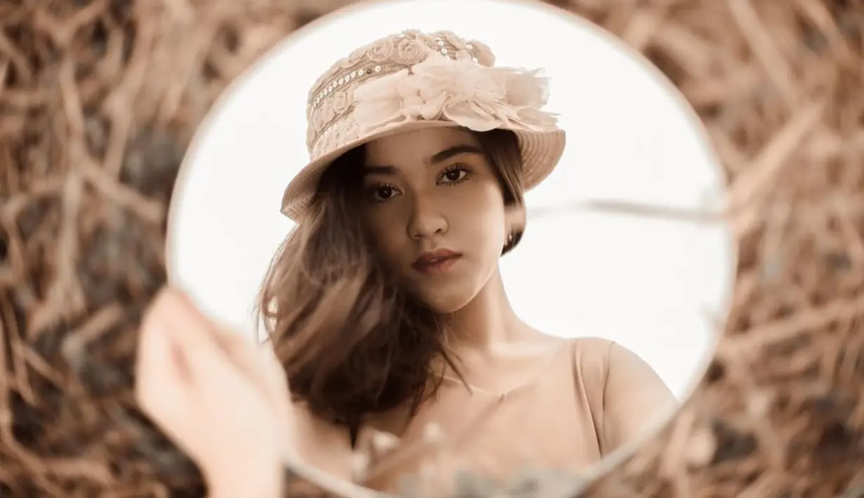 Dahulu bernama Chilla Irawan, kini Chilla menggunakan nama aslinya, Ashira Zamita sebagai nama panggungnya untuk karier bermusiknya saat ini. (Liputan6.com/IG/@ashirazamita)