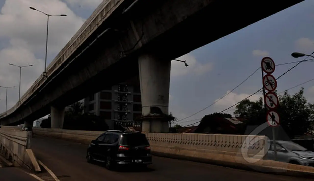 Kendaraan memasuki Jalan Layang Non Tol (JLNT) di Jalan Mayjen TNI Prof. Dr. Moestopo, Jakarta, Rabu (4/2/2015). Pemprov DKI Jakarta berencana menerapkan sistem berbayar untuk mobil yang melalui melalui JLNT tersebut. (Liputan6.com/Johan Tallo)