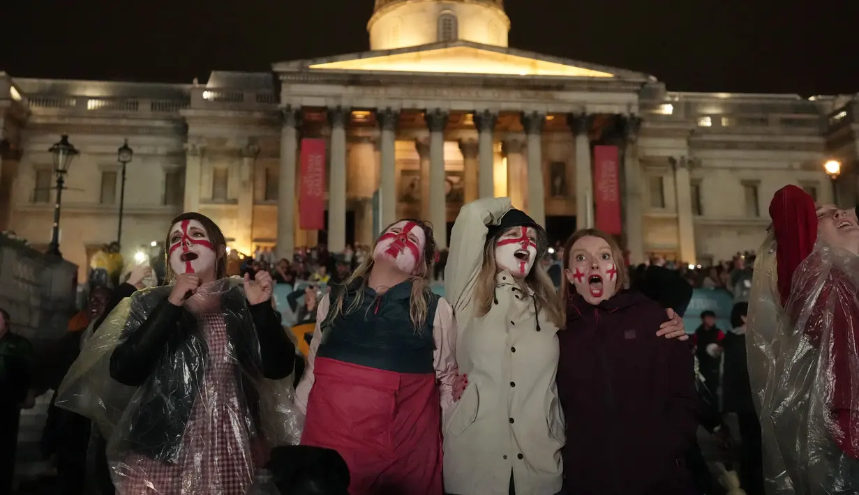 Suporter Inggris bereaksi saat menonton adu penalti antara Inggris dan Italia pada pertandingan final Euro 2020 dari zona penggemar di Trafalgar Square, London, Inggris, Minggu (11/7/2021). Italia mengalahkan Inggris 3-2 dalam adu penalti setelah bermain imbang 1-1. (AP Photo/Matt Dunham)
