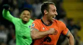 Pemain Inter Milan Davide Fratesi melakukan selebrasi usai mencetak gol kemenangan ke gawang Udinese pada laga Liga Italia 2023/2024 di Stadion Friuli - Dacia Arena, Udinese, Italia, Selasa (04/09/2024) WIB.  (AFP/Filippo Monteforte)