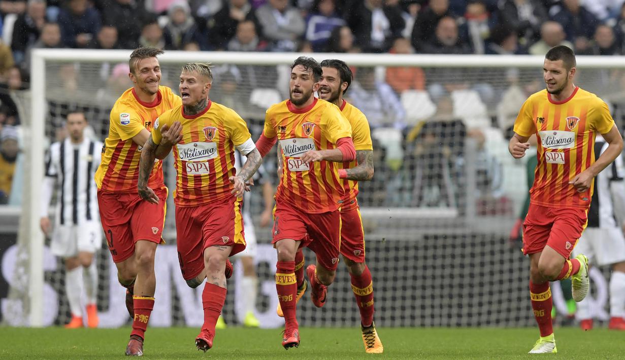 Para pemain Benevento merayakan gol yang dicetak Amato Ciciretti ke gawang Juventus pada laga Serie A Italia di Stadion Allianz, Turin, Minggu (5/11/2017). Juventus menang 2-1 atas Benevento. (AFP/Miguel Medina)